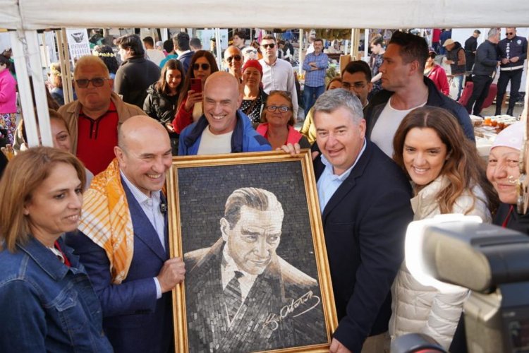 Başkan Soyer’e mozaik Atatürk Portresi