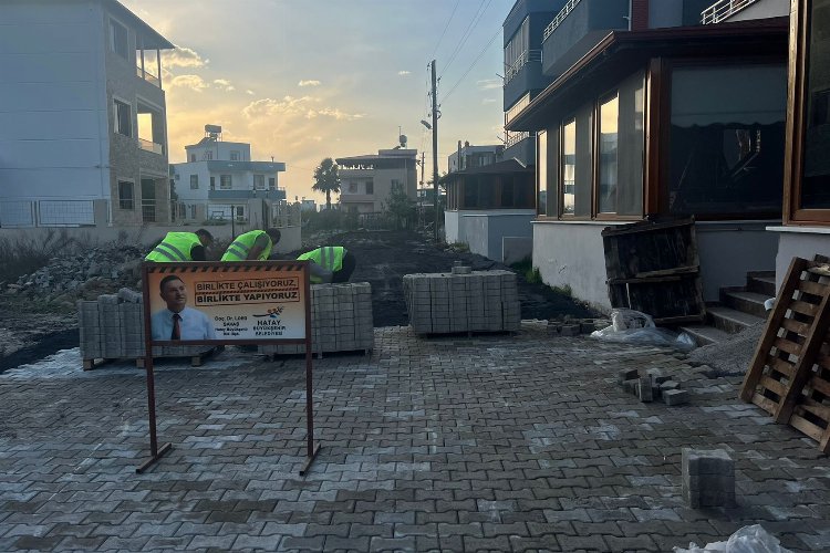 Hatay’da deprem hasarlı yollar yenileniyor