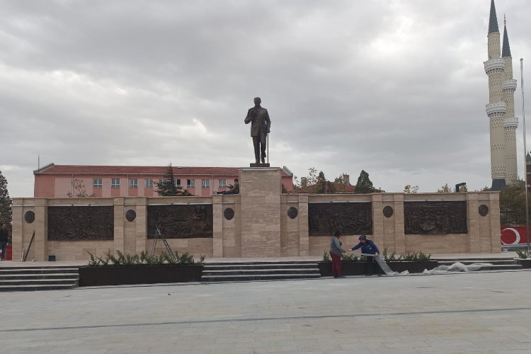 Keşan’da Atatürk Anıtı meydandaki yerini aldı