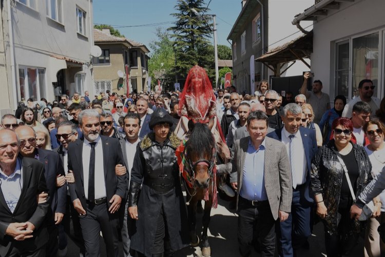 Bursa Osmangazi’de köy düğünü coşkusu… Bin yıllık gelenek yaşatıldı