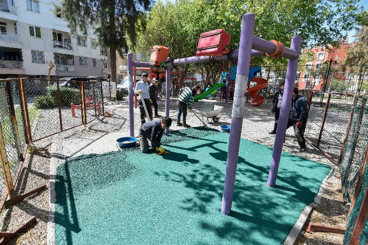 Antalya Muratpaşa’da çocuk parklarına esnek zemin