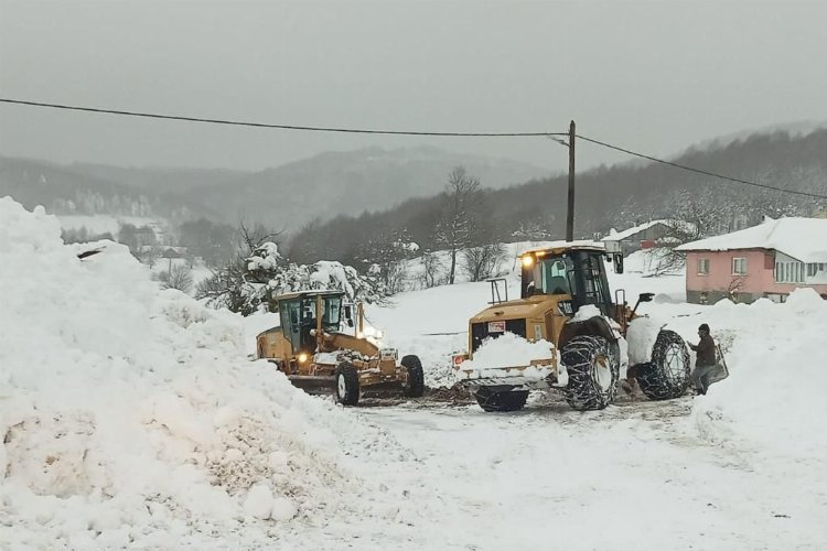 Bursa’da karla mücadeleye devam… 694 mahalle yolu ulaşıma açıldı