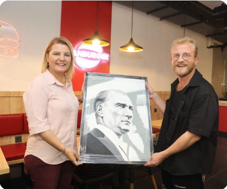 Başkan Hürriyet, Tahsin Küçük'e Atatürk portresi hediye etti