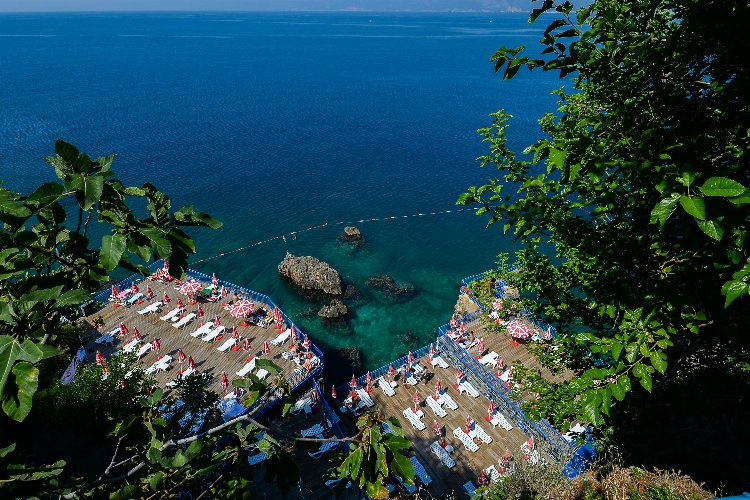 Muratpaşa’nın mavi bayraklı plajları bayramın ilk günü kapalı
