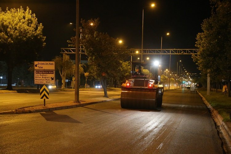 Kayseri Büyükşehir’dn asfaltta gece mesaisi