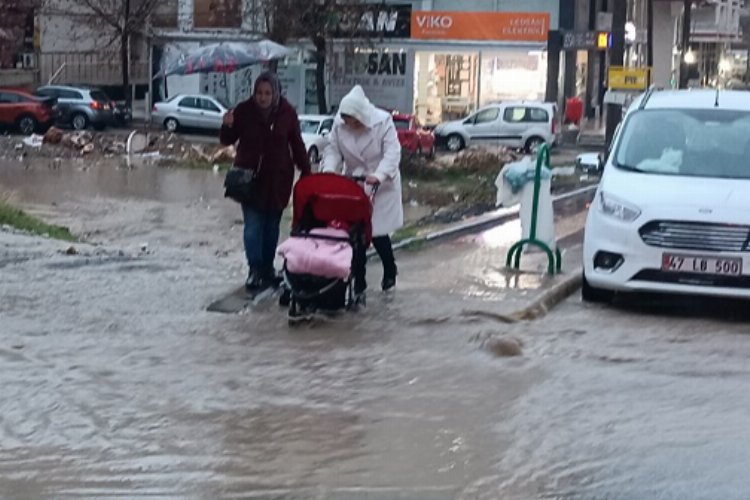 Mardin’de  sağanak yağış hayatı felç etti
