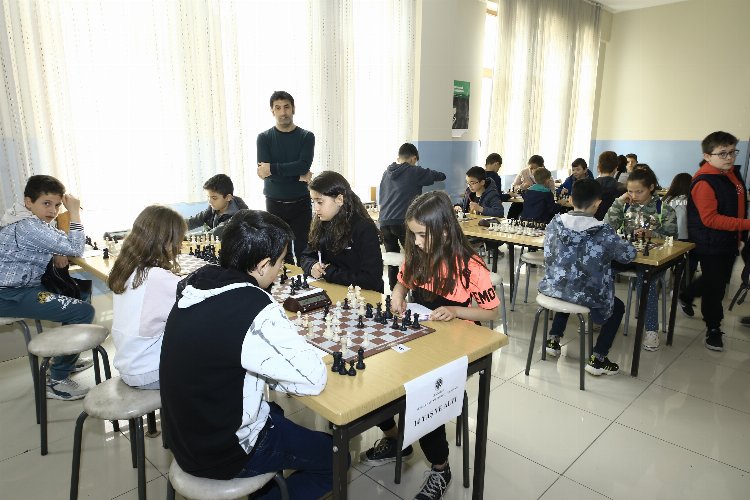 Bursa Yenişehir’de Yeşilay Satranç Turnuvası düzenlendi