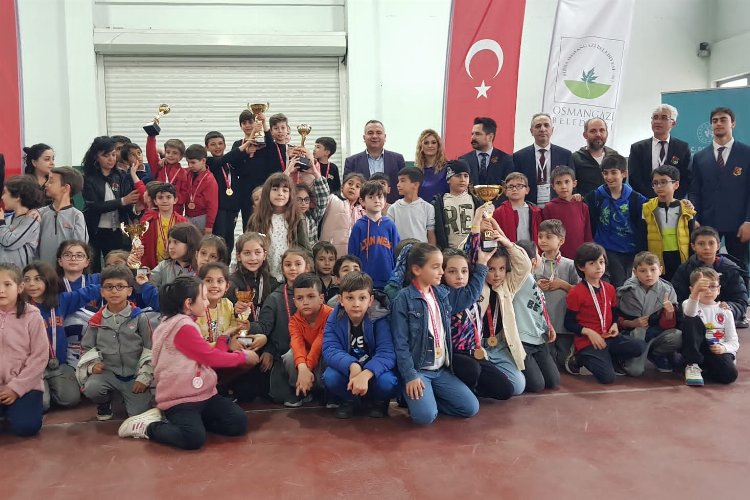 Bursa’da minik satranç tutkunları kupalandı