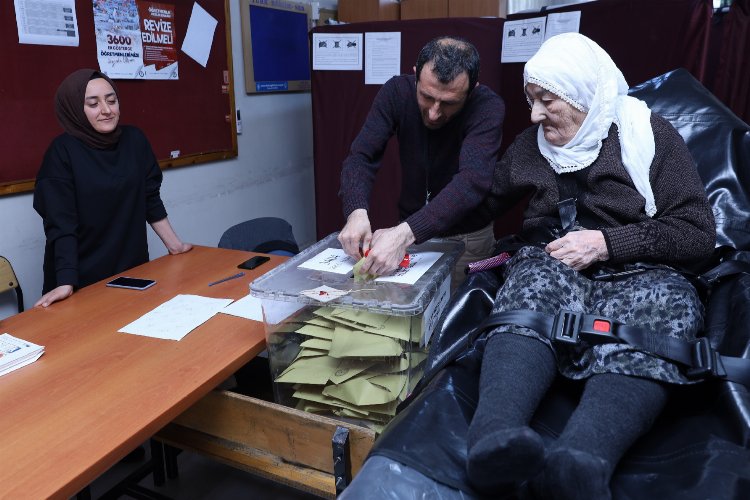 Bursa’da ambulansla okula, sedye ile sandığa