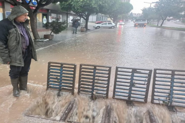 Adana’da kuvvetli yağış sel getirdi