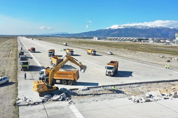 Ankara ekipleri Hatay Havalimanı’nı onarıma başladı… Kılıçdaroğlu: Gelsinler tutuklasınlar!