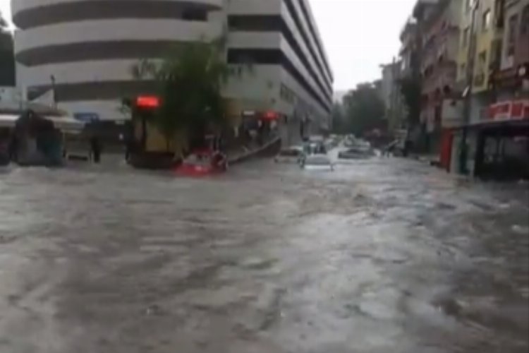 Ankara’yı sel aldı! Araçlar suya gömüldü!