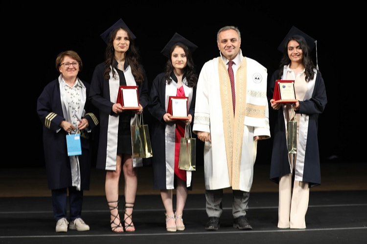 ERÜ Sağlık Bilimleri Fakültesi’nde mezuniyet sevinci