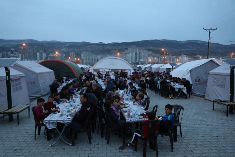 Kayseri Melikgazi Belediyesi’nden çadırkentte iftar sofrası