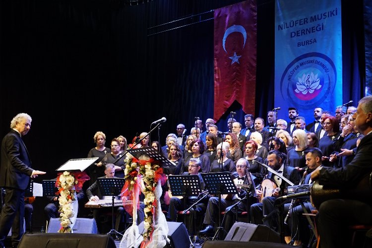 Bursa’da ‘Emel Sayın şarkıları’ ile mest ettiler