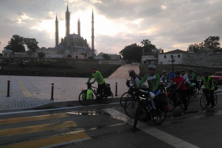 Uluslararası bisiklet turunun startı Edirne’den verildi