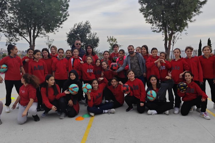 Çiğli Belediyesi’nden okullara sportif destek