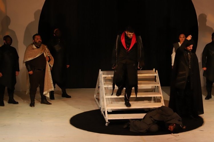 Konya Şehir Tiyatrosu “Barsisa”yı Uşak’ta oynadı