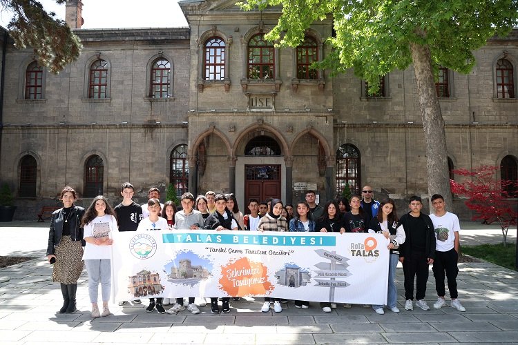 Mustafa Yalçın’dan kırsaldaki öğrencilere müze sürprizi