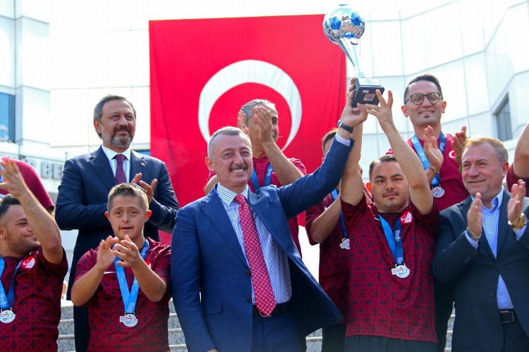 Şampiyonluk kupasını Başkan Büyükakın’a getirdiler… Sıradaki hedef Dünya Kupası…