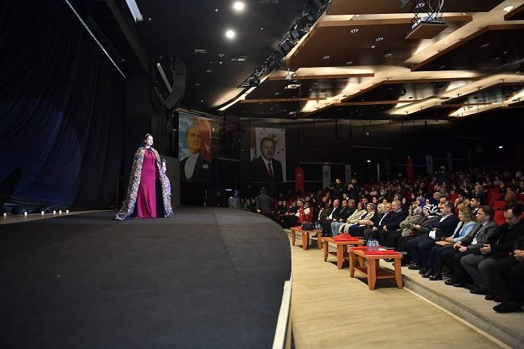 Başkan Büyükkılıç, Kahraman Türk Kadınları Defilesi’ne katıldı