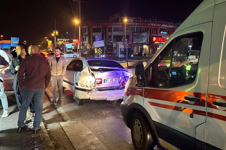 Düzce’de 2 otomobilin karıştığı kazada 2 kişi yaralandı