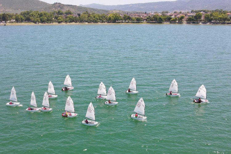 İznik Gölü’nde yelkenler 1 Temmuz için yarıştı