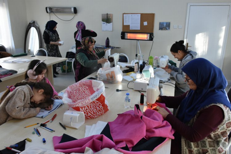İstanbul Silivri’de kursiyerlerden depremzedelere kışlık kıyafet