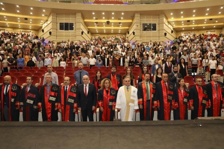 ERÜ Hukuk Fakültesi’nde mezuniyet sevinci