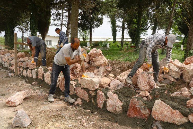 Kocaeli’de 17 mezarlıkta taş duvar ve tel çit yapılıyor