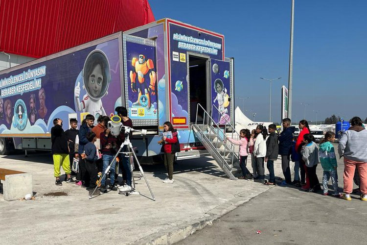 Konya Büyükşehir Bilim Tırı ile depremzede çocuklara moral verdi