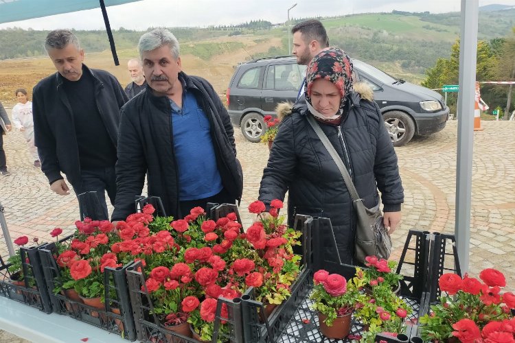 Kocaeli’den mezarlıklarda çiçek dağıtımı