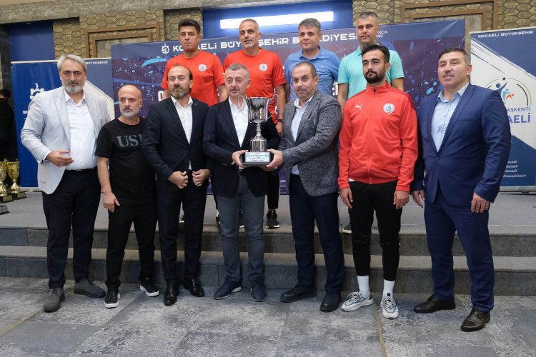 Kocaeli’de amatör futbolda şampiyonlar kupalarına kavuştu