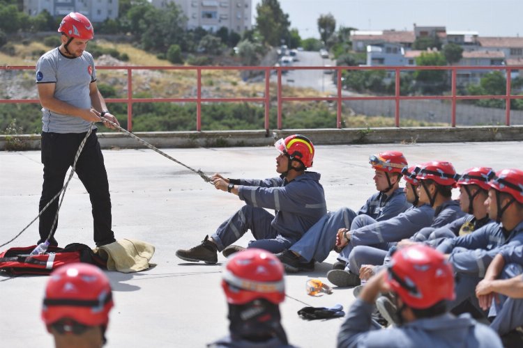 İzmir’in genç itfaiyecileri sıkı eğitimden geçiyor