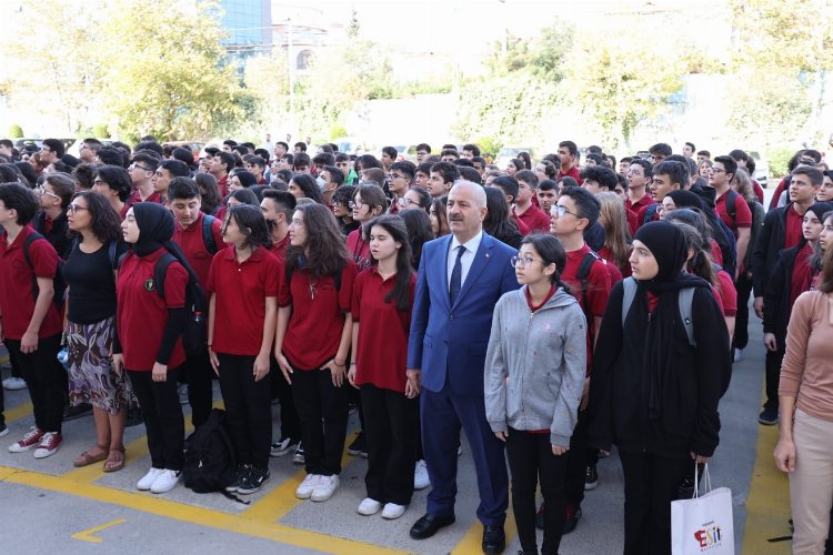 Gebze’de Başkan Büyükgöz öğrencilerle bayrak töreninde