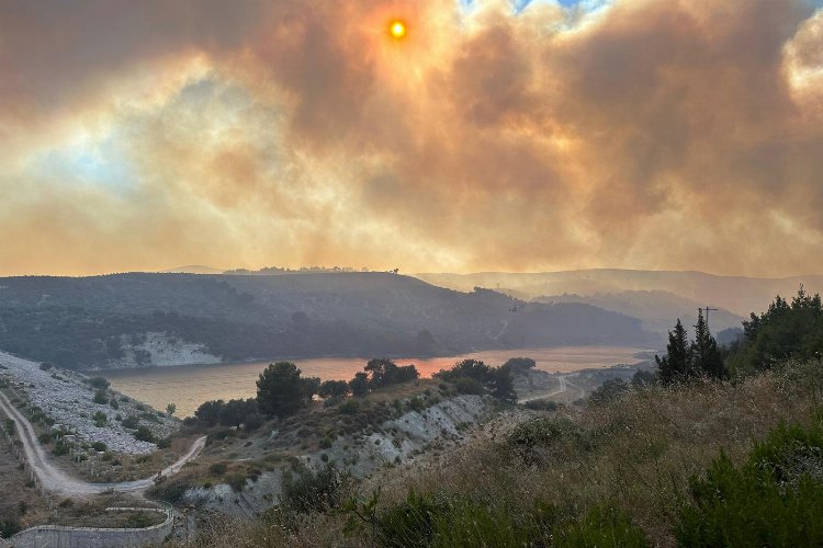Manisa Saruhanlı’daki orman yangını geniş alana yayıldı