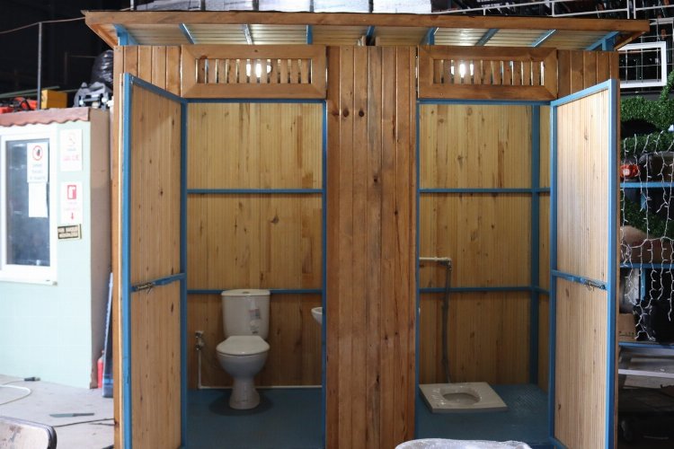 İzmit, Adıyaman’daki çadırkente mobil tuvalet üretiyor