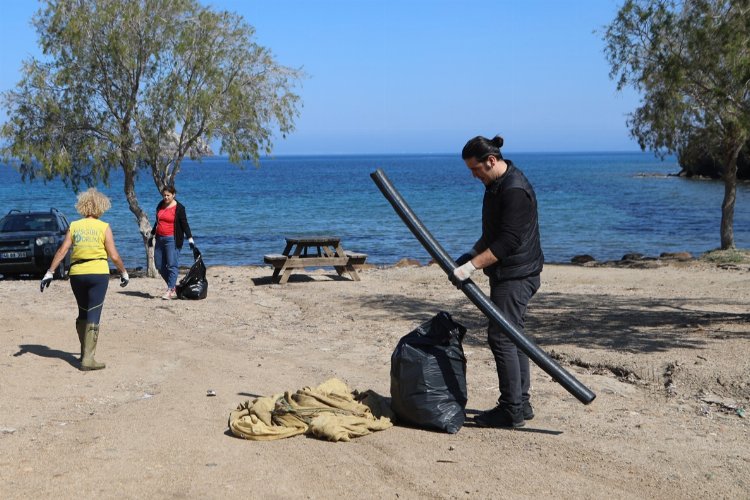 Muğla Bodrum’da gönüllüler sahili temizledi