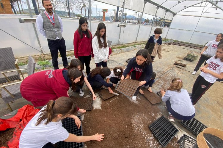 İzmir’de bu tarla çocukları toprakla buluşturuyor