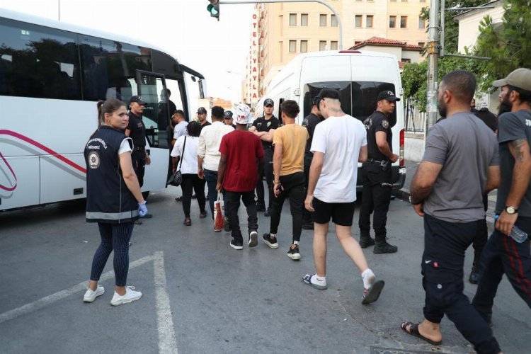 İzmir’de 30 düzensiz göçmene sınır dışı