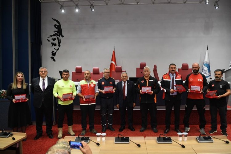 Kayseri Büyükşehir’den afetin isimsiz kahramanlarına plaket