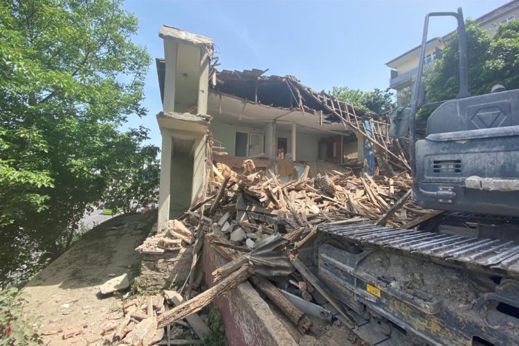 Kocaeli’de hasarlı ve metruk yapıların yıkımına devam
