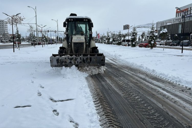 Malatya’da karla mücadele devam ediyor