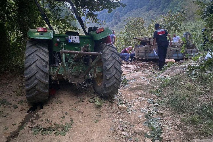 Düzce’de traktör devrildi: 16 işçi yaralı