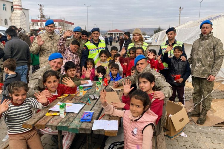 Bingöl’de depremzede çocuklara Jandarma morali