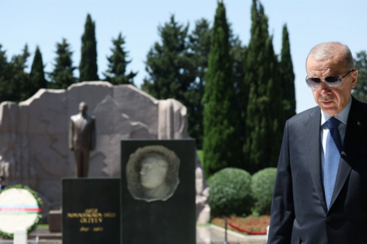 Aliyev’in kabriyle şehitliklere Erdoğan’dan ziyaret