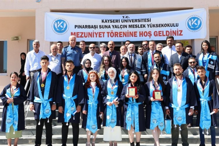 KAYÜ Pınarbaşı MYO’da mezuniyet heyecanı