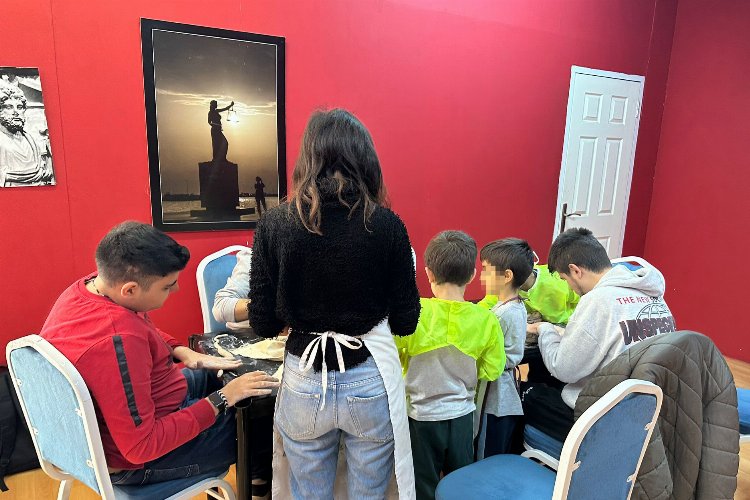 İzmir Narlıdere’de otizmlilere sanatla terapi