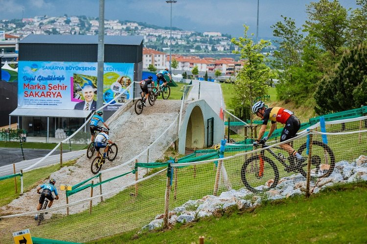 Sakarya’da Ayçiçeği Bisiklet Vadisi’nde kıyasıya rekabet