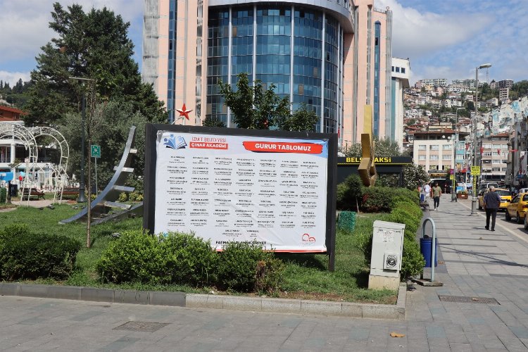 İzmit’in billboardları Çınar’ın gurur tablosu ile süslendi